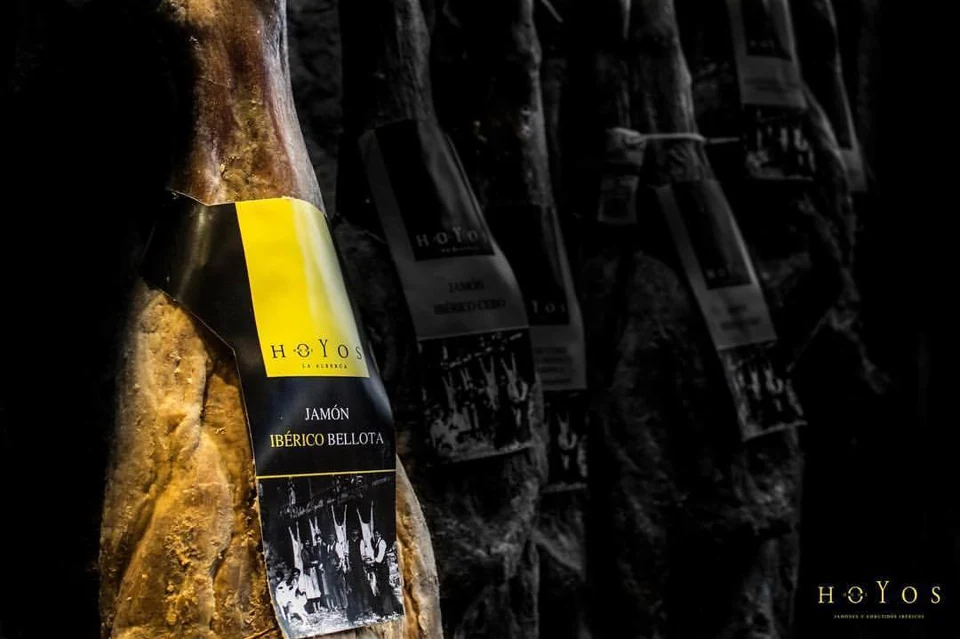 Jamones ibéricos de bellota Hermanos Hoyos en bodega